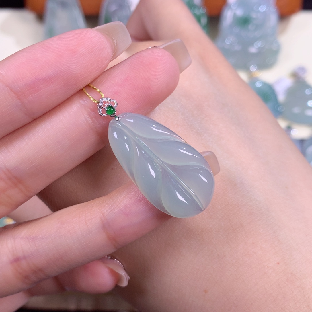 翡翠颈饰18K金镶嵌叶子