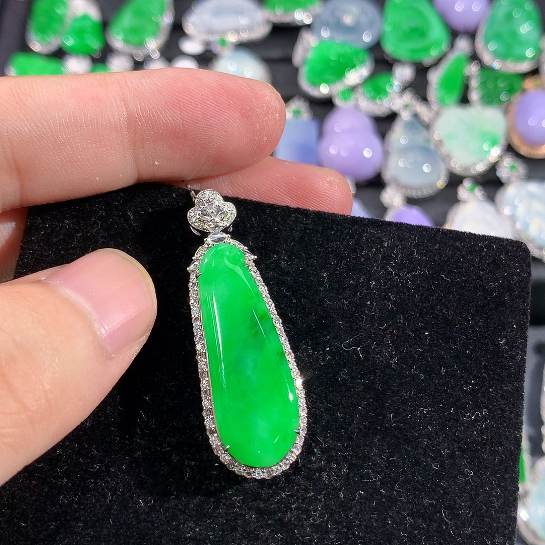 翡翠18K金镶嵌颈饰