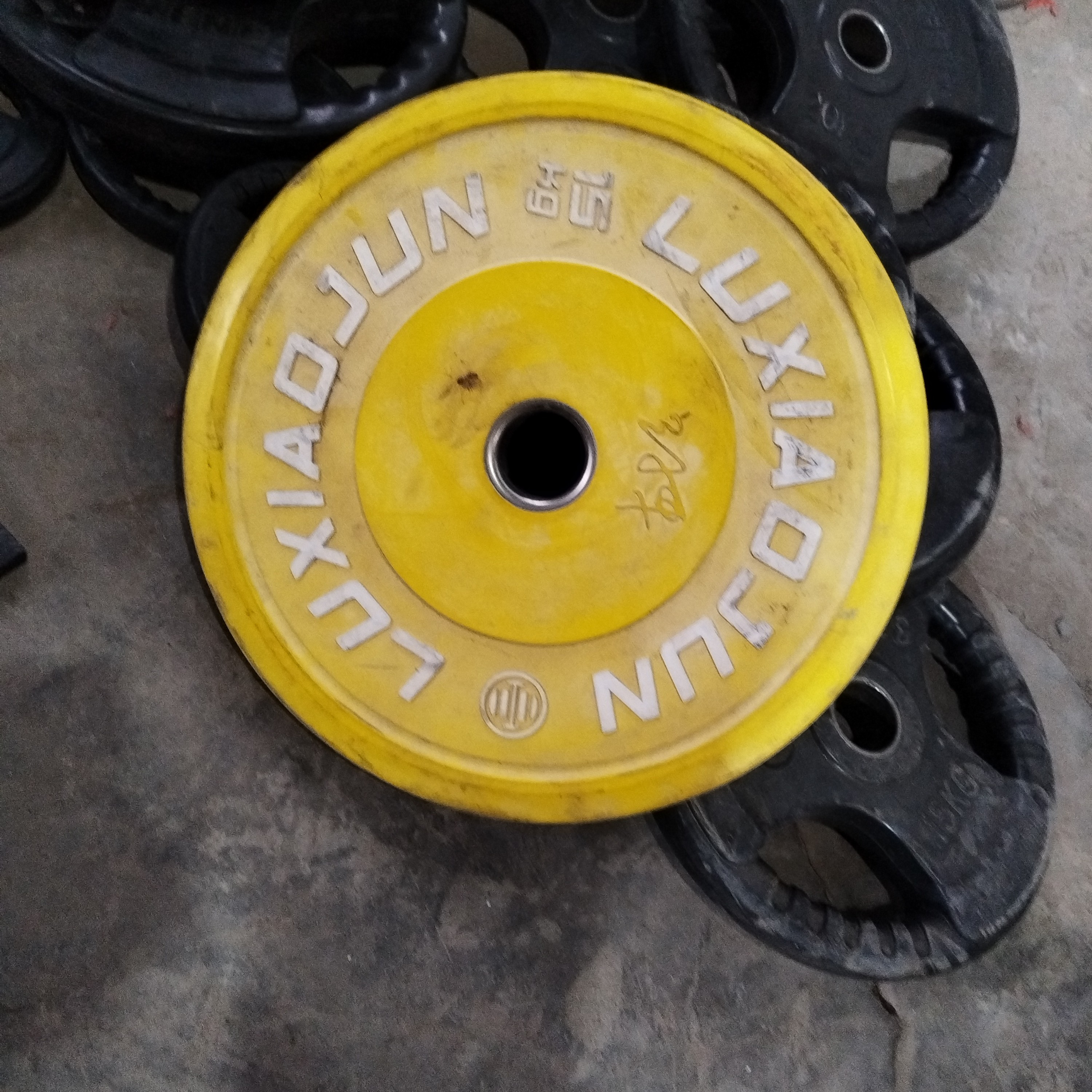 家用彩色橡胶杠铃片臀桥训练适用