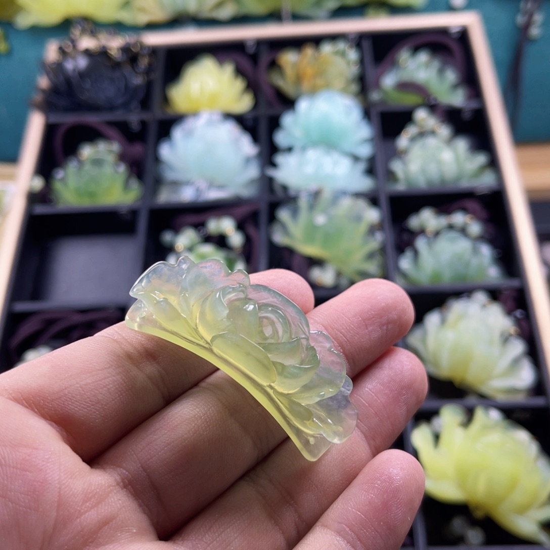 姜***₎未镶嵌蛇纹石玉颈饰