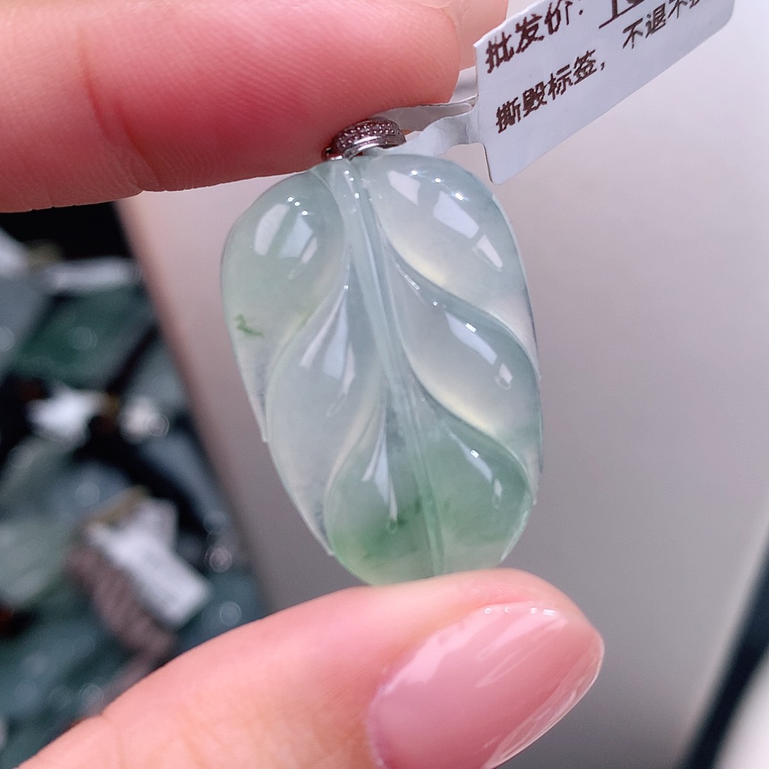 颈饰18K金镶嵌翡翠冰飘花叶子