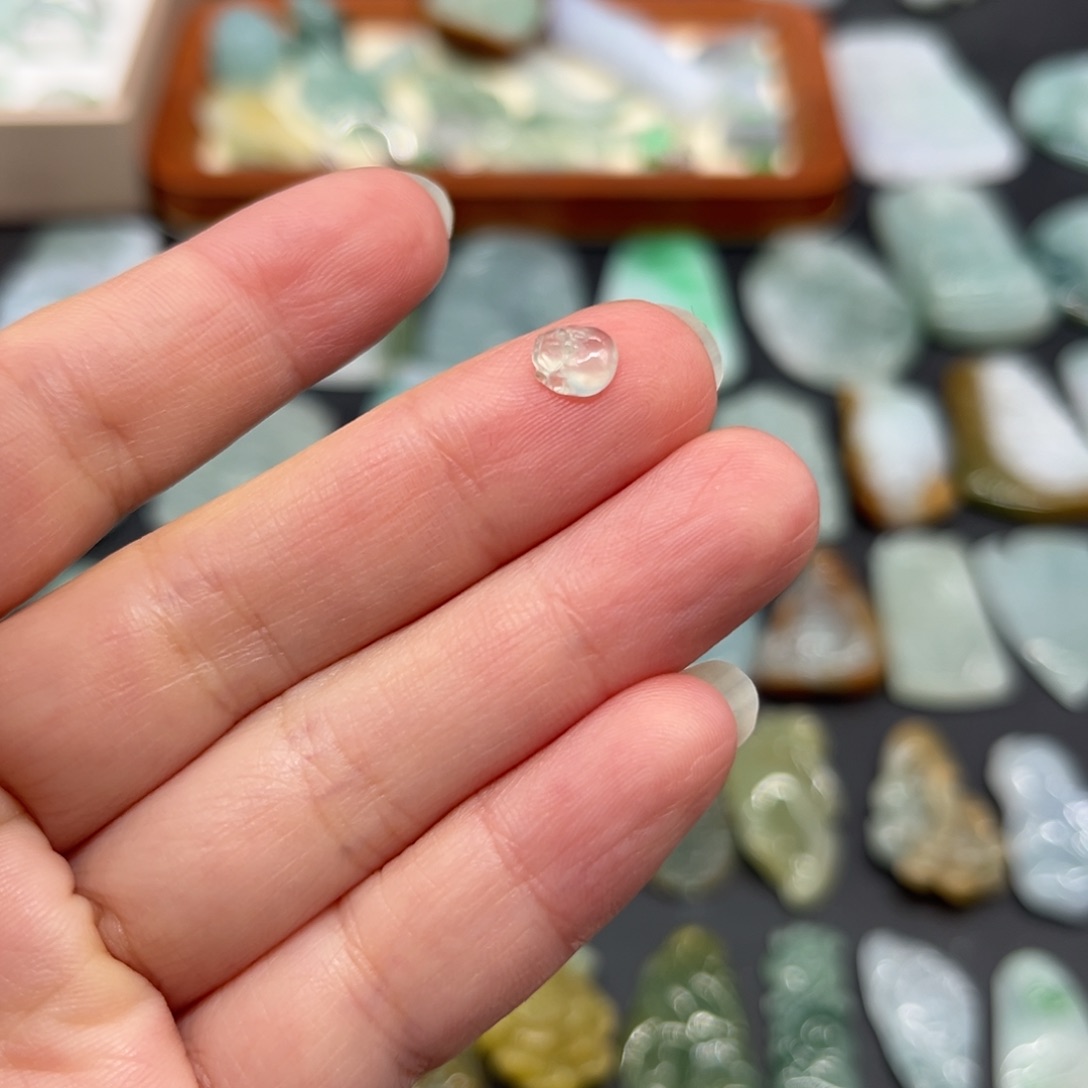 翡翠未镶嵌颈饰貔貅