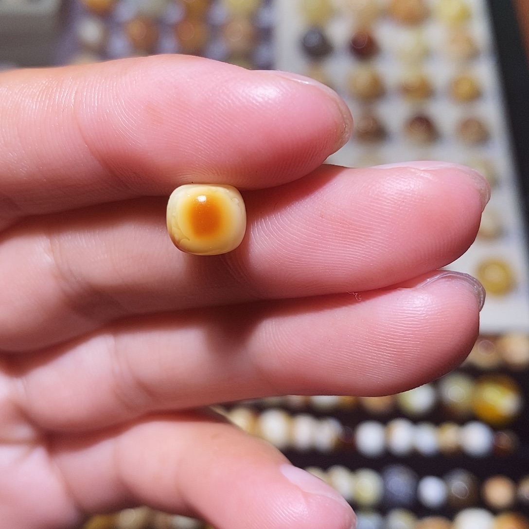 陌***川琥珀未镶嵌珠宝奇石