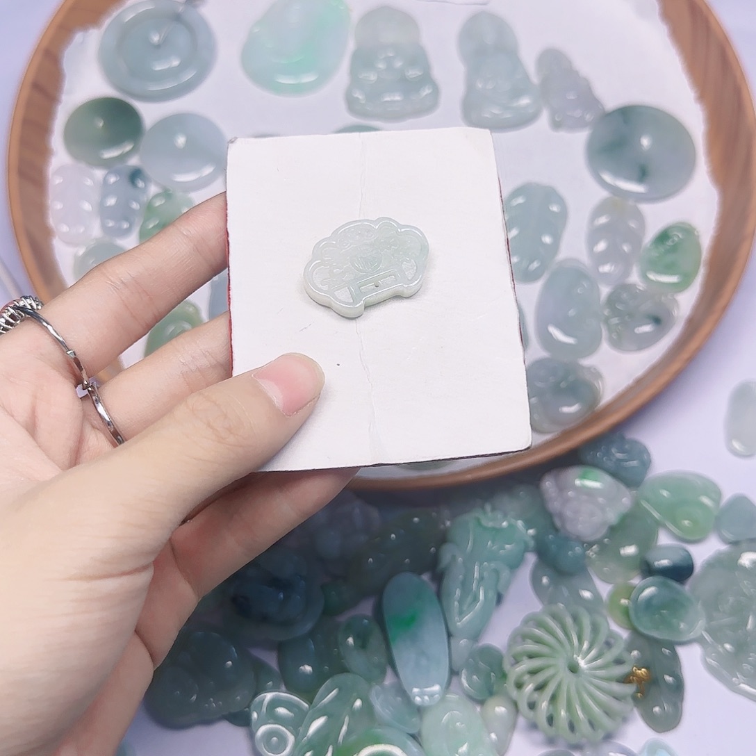 翡翠未镶嵌吊坠(赠链)翡翠
