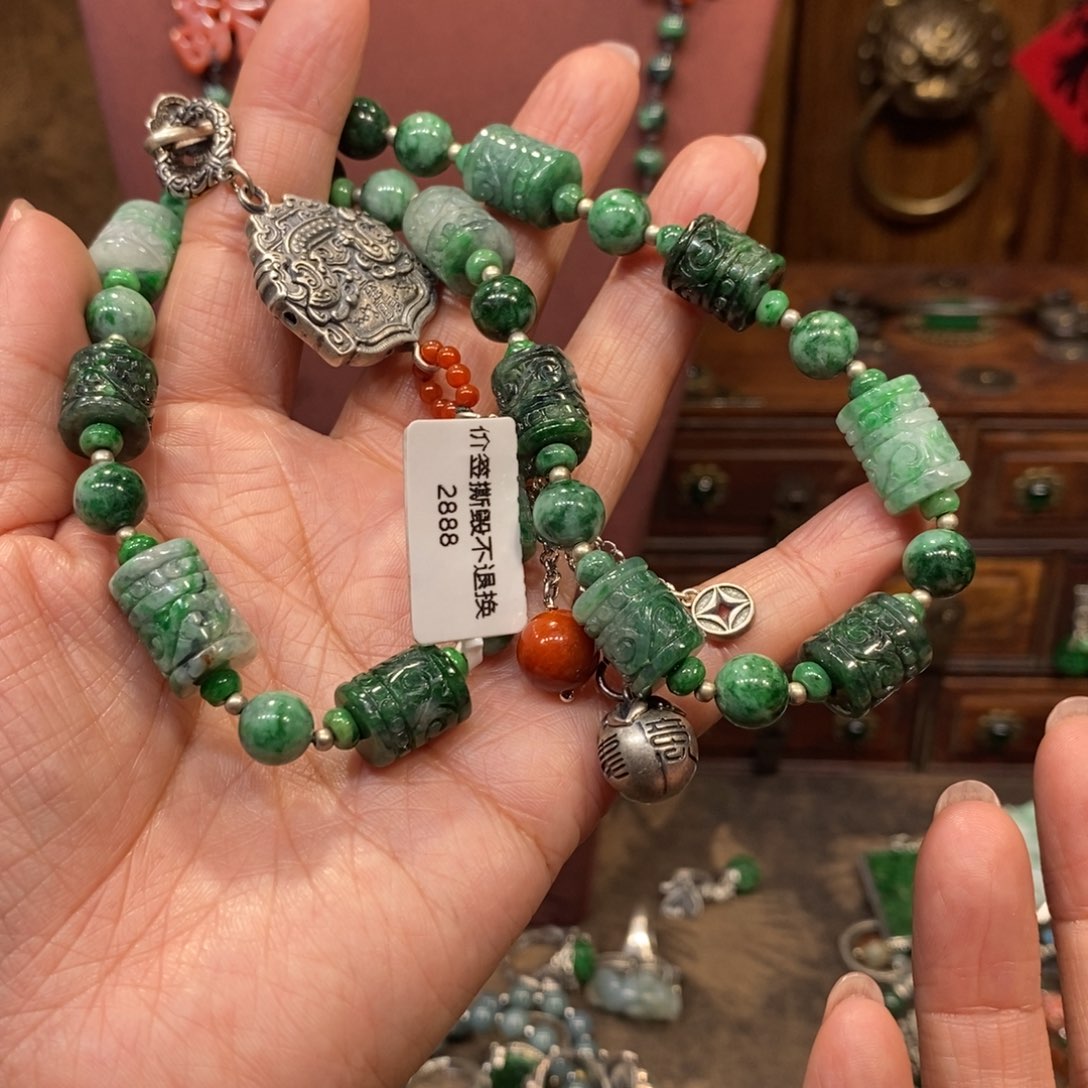 翡翠吊坠(赠链)未镶嵌