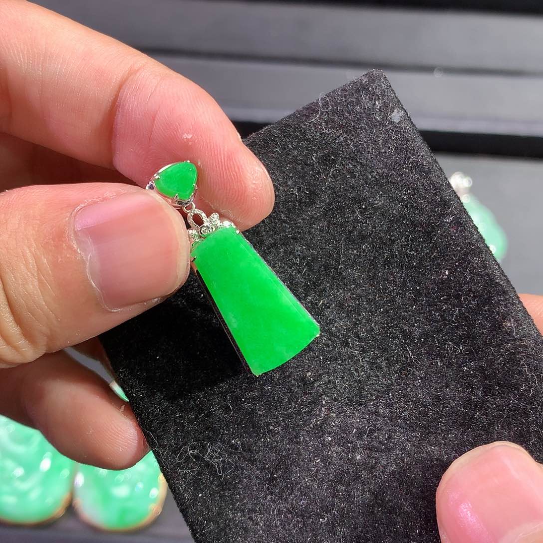 翡翠吊坠(赠链)18K金镶嵌