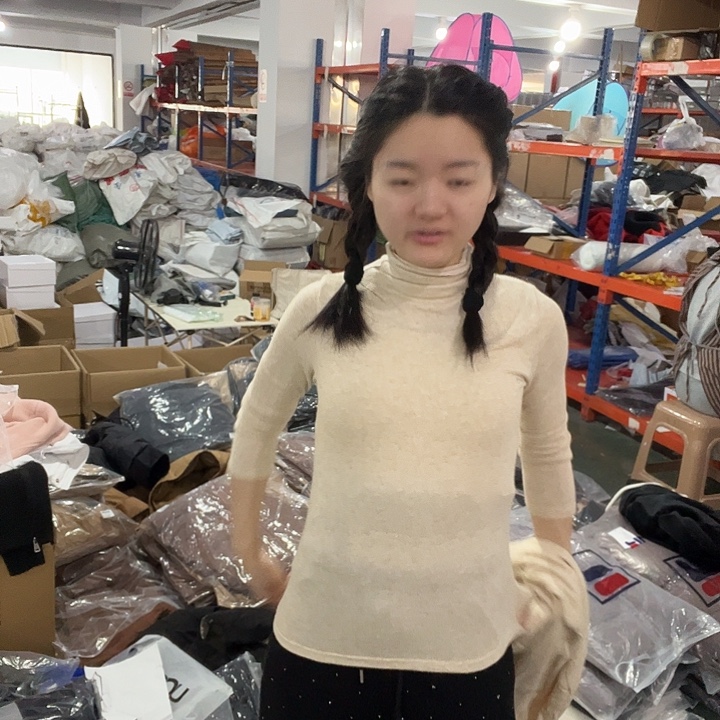 米色内搭。 s啦啦啦