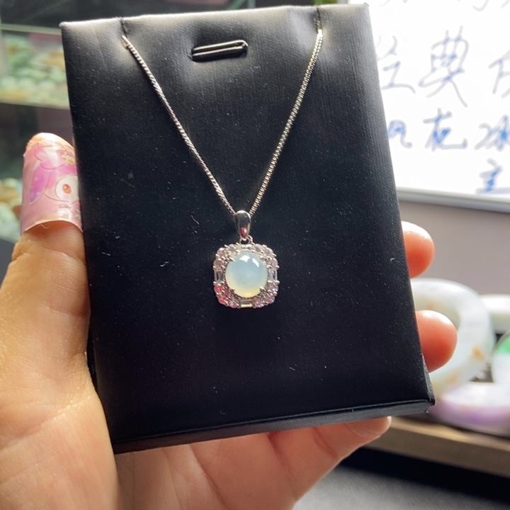 翡翠颈饰未镶嵌翡翠