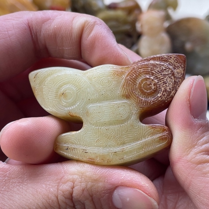 蛇纹石玉颈饰未镶嵌