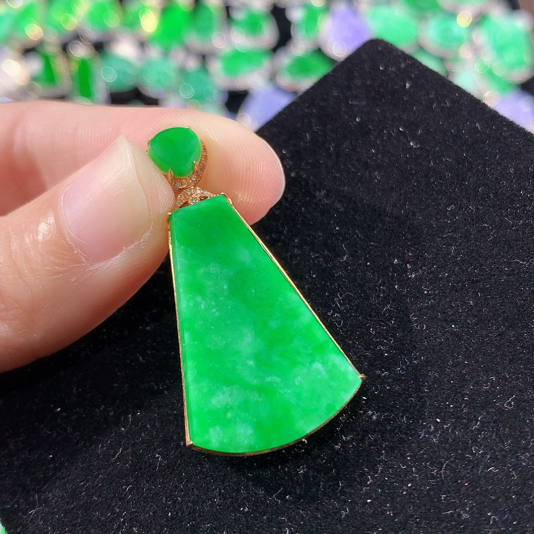 翡翠18K金镶嵌颈饰