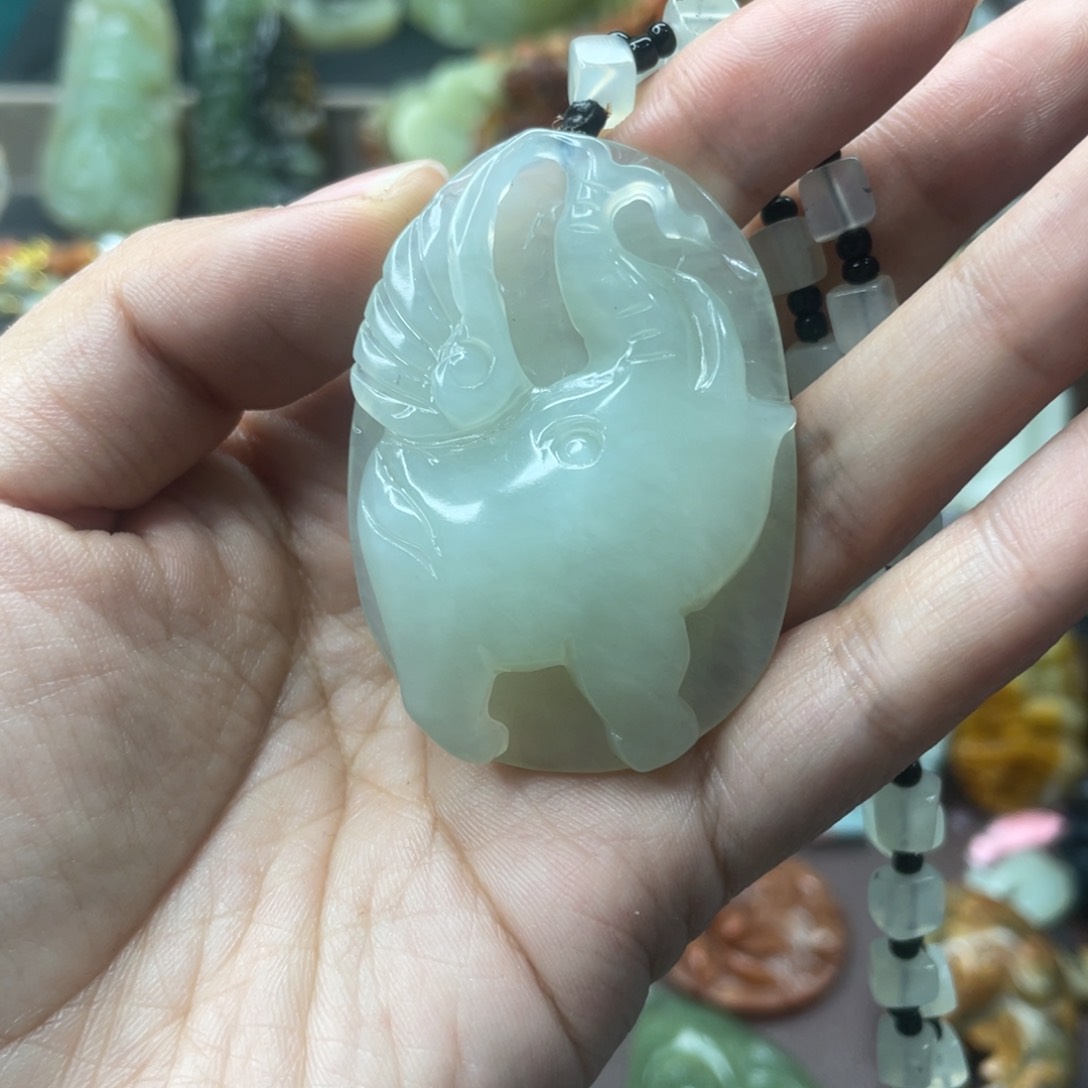 蛇纹石玉未镶嵌颈饰