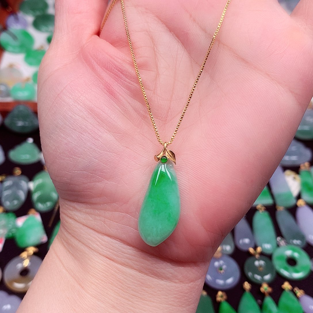 翡翠18K金镶嵌颈饰