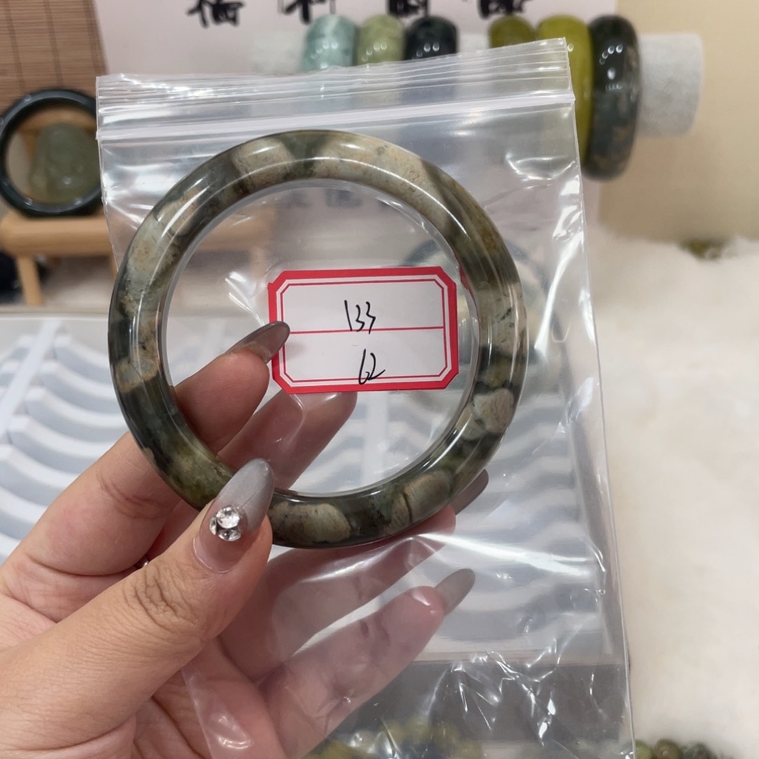 蛇纹石玉手镯未镶嵌