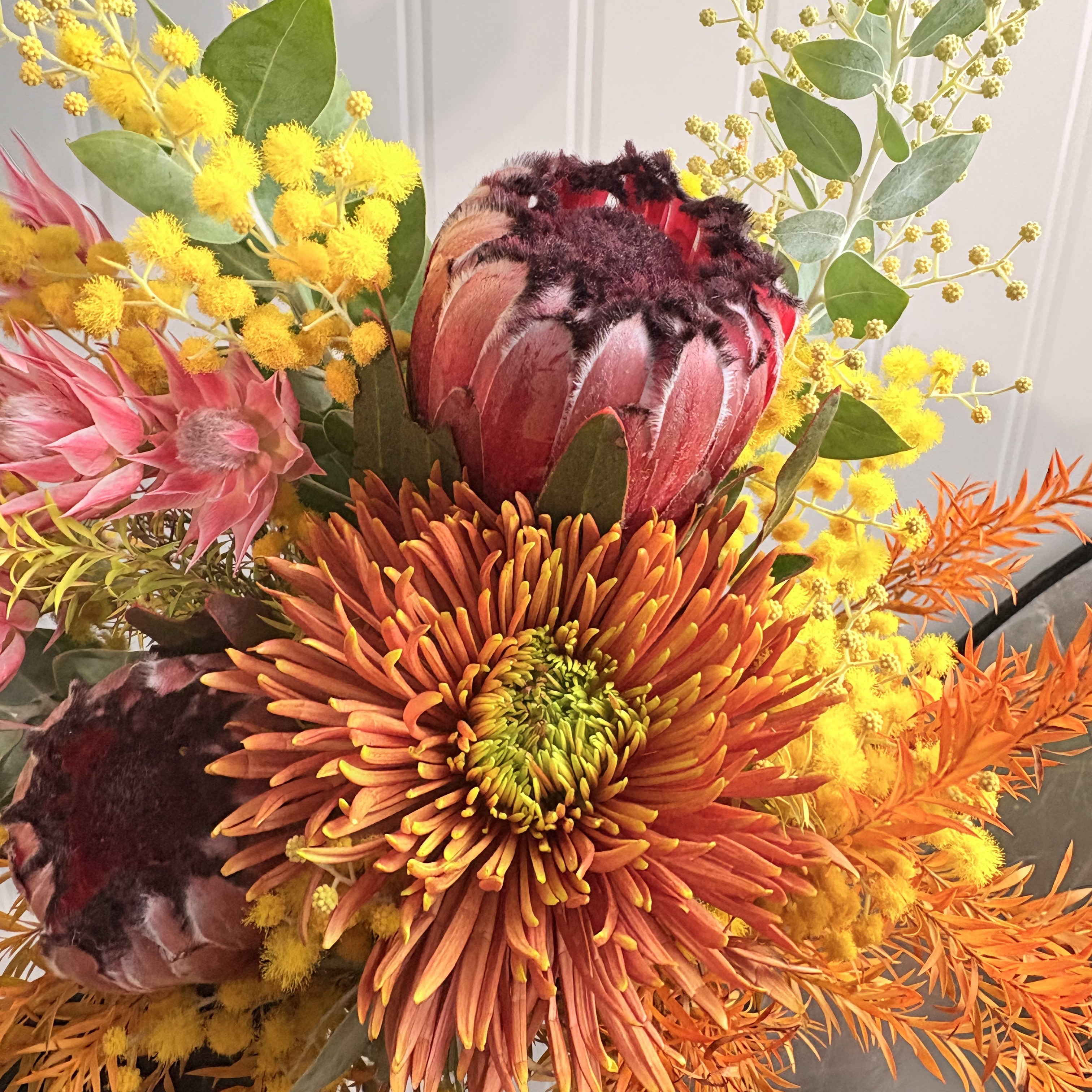 鸿运当头【2支红宝石公主+一支烟菊+一支新娘花+金合欢+橙千层