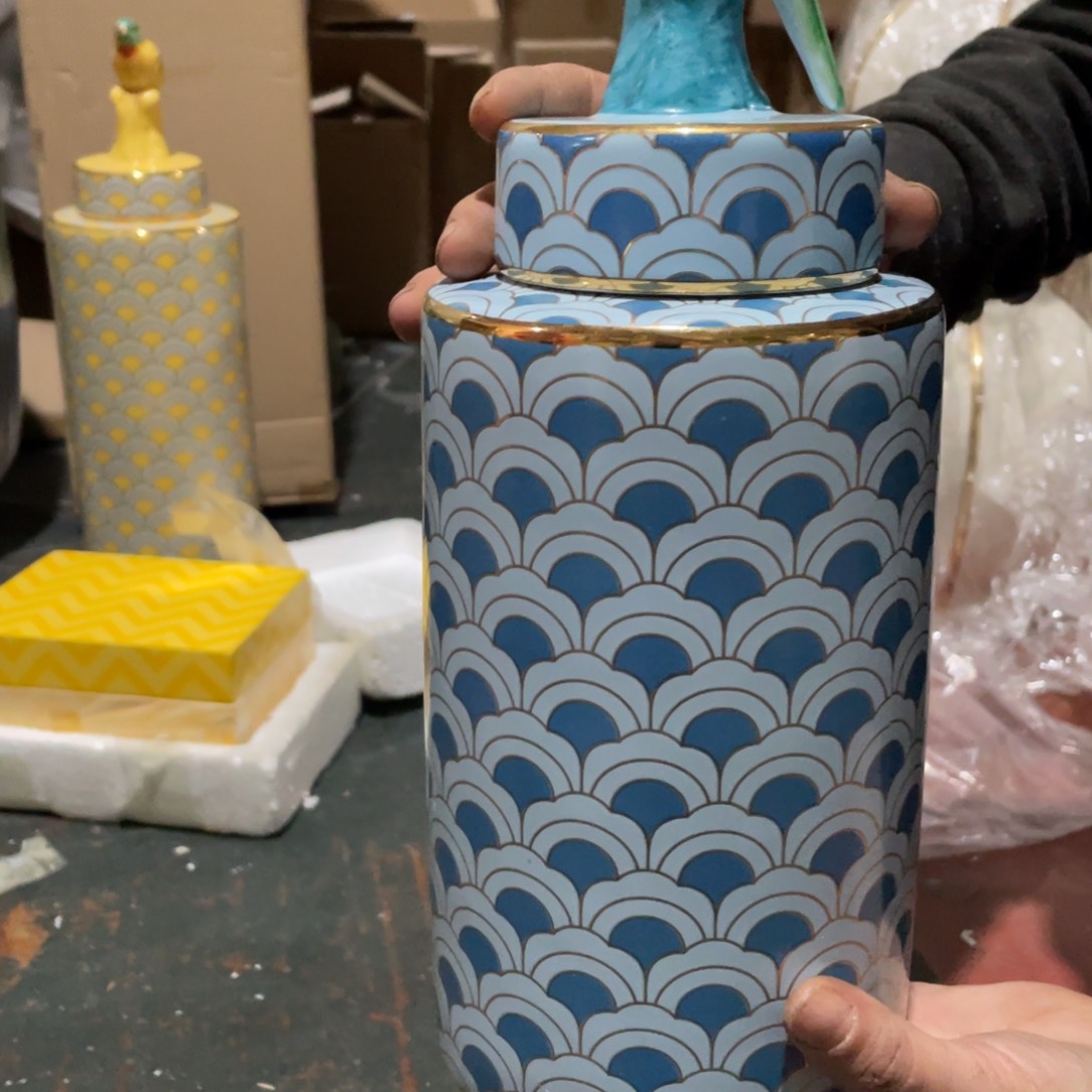 陶瓷花瓶家居摆件。