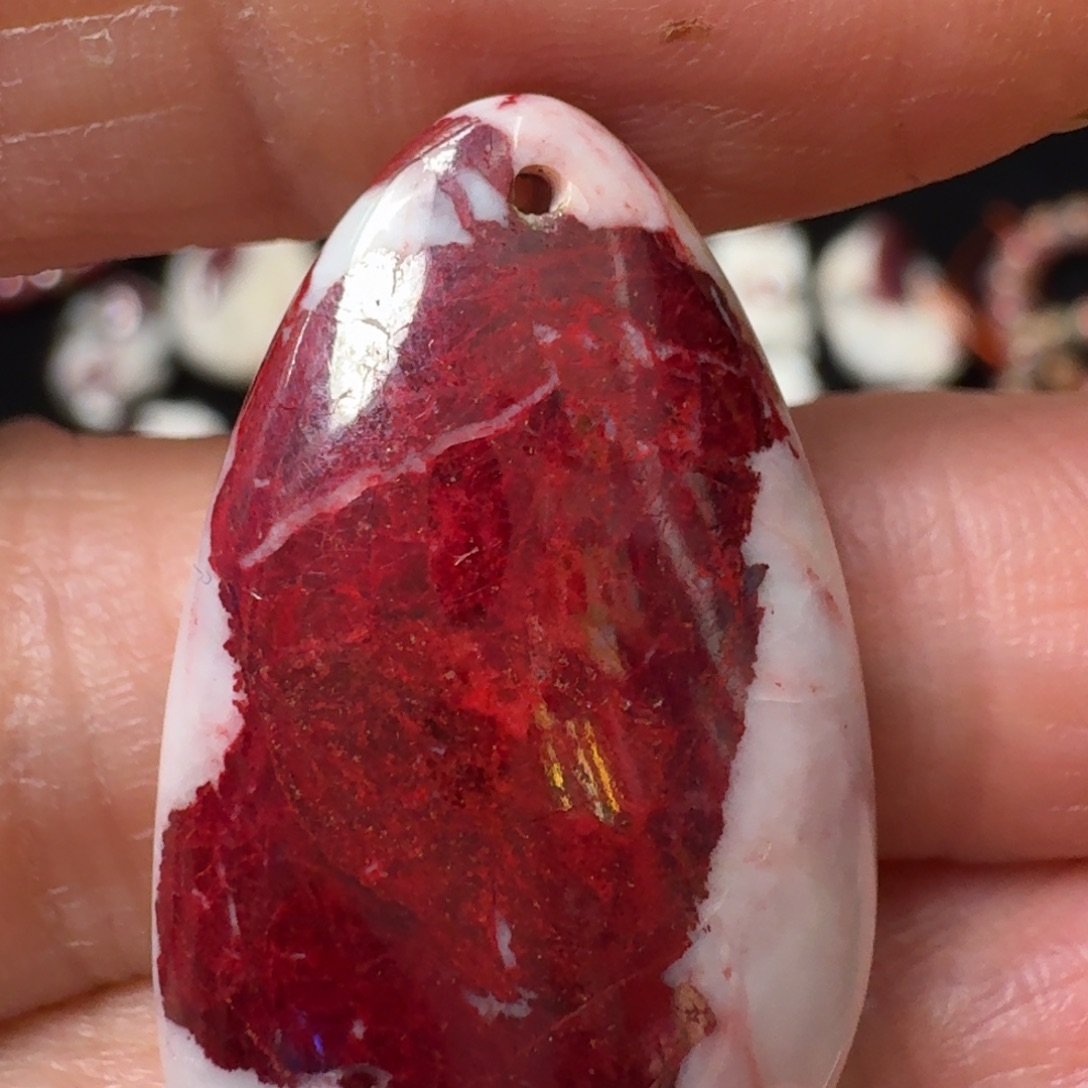 天然辰砂原石吊坠