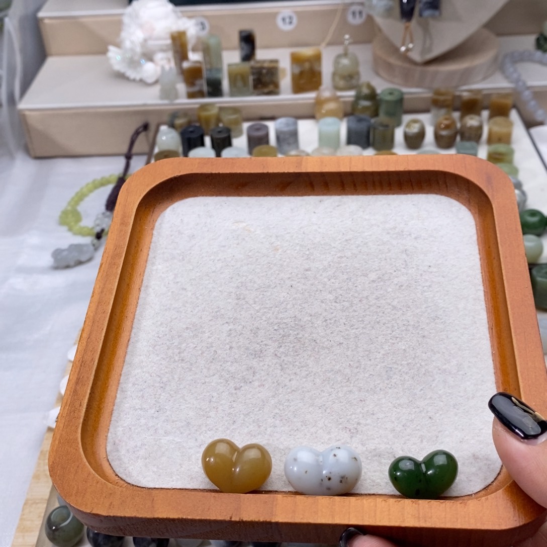 表***以和田玉未镶嵌颈饰买断