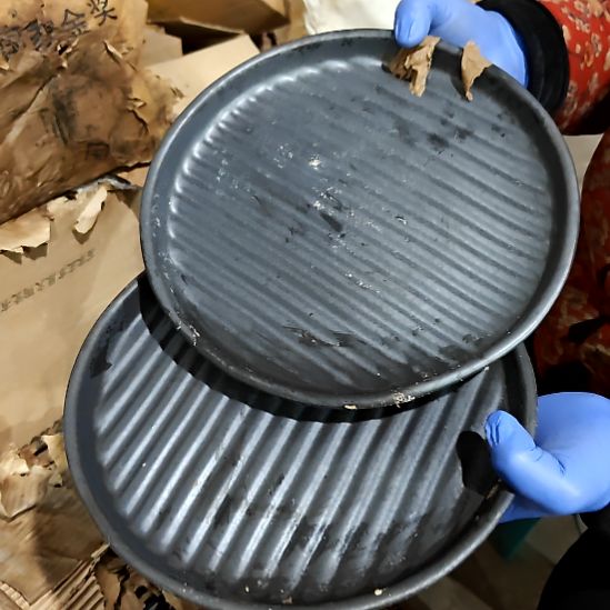 瓷片盘子碗茶壶啥都有