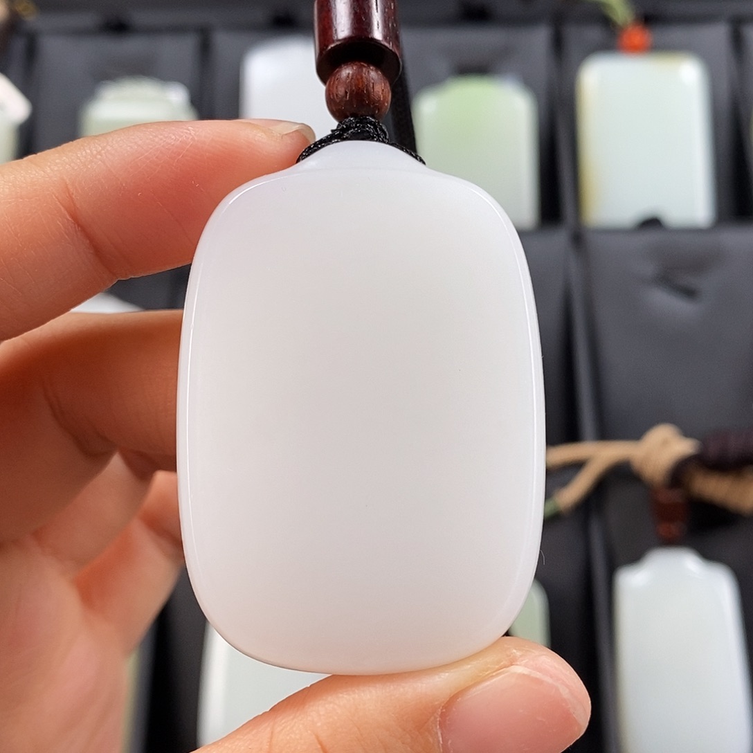 井***白和田玉未镶嵌颈饰