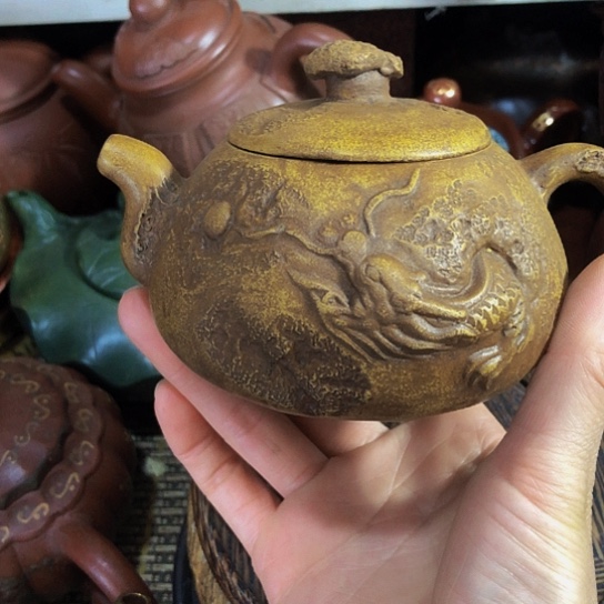茶壶紫砂原矿泥料手工制作的一把茶壶。