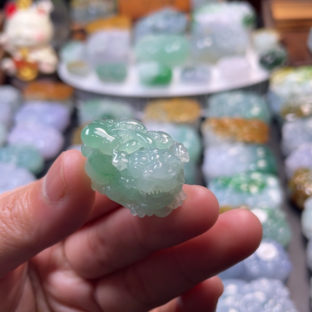 翡翠未镶嵌颈饰貔貅