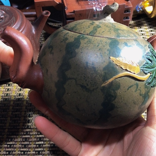 紫砂茶壶原矿泥料手工制作的紫砂壶。