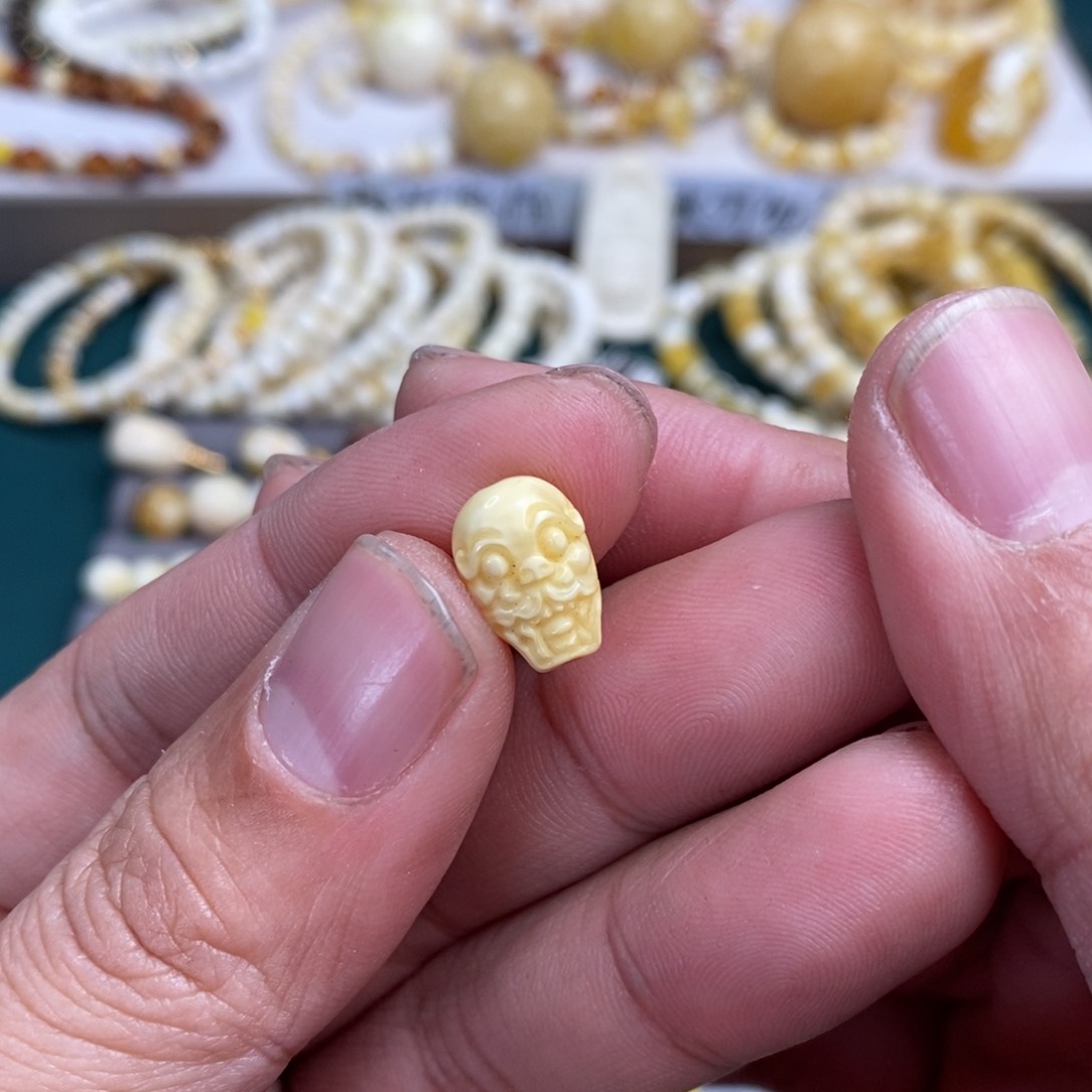 琥珀裸石未镶嵌背云