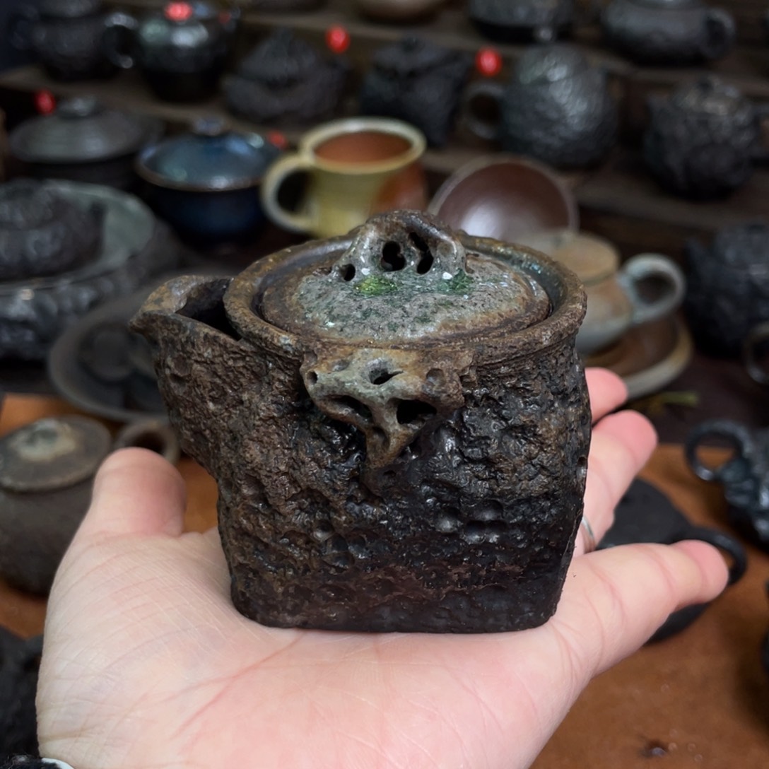壶手捏带窑汗铁锈色方形宝瓶
