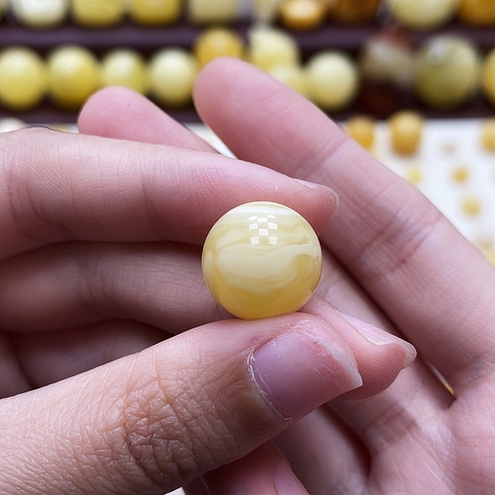 琥珀未镶嵌裸石14.5mm瑕