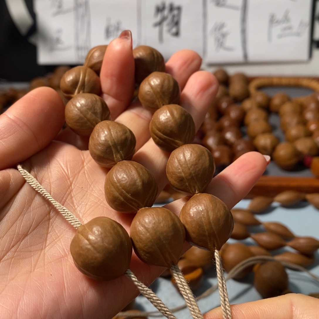 橄榄核手串0261短圆蒜头铁核12颗+鬼脸