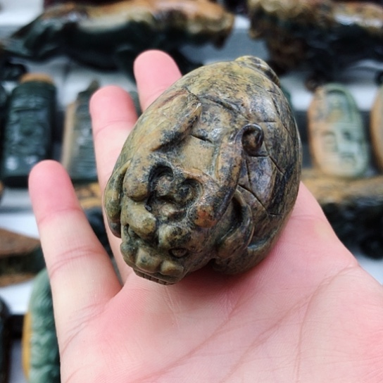 未镶嵌岫岩河磨玉（透闪石质玉）把件