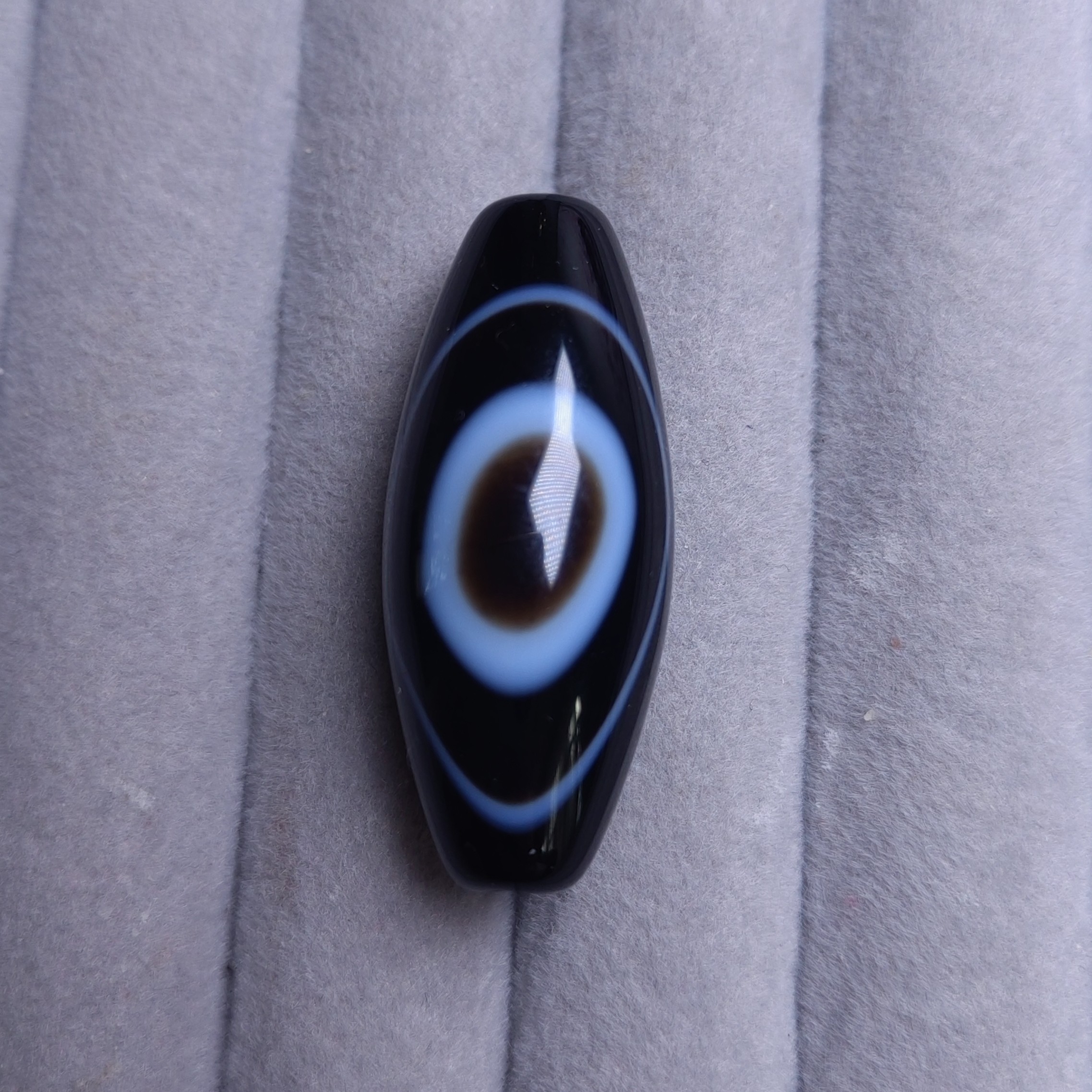 缠丝玛瑙带棕色眼瞳有高级感的桶珠，尺寸约：37.2mm×15.5mm