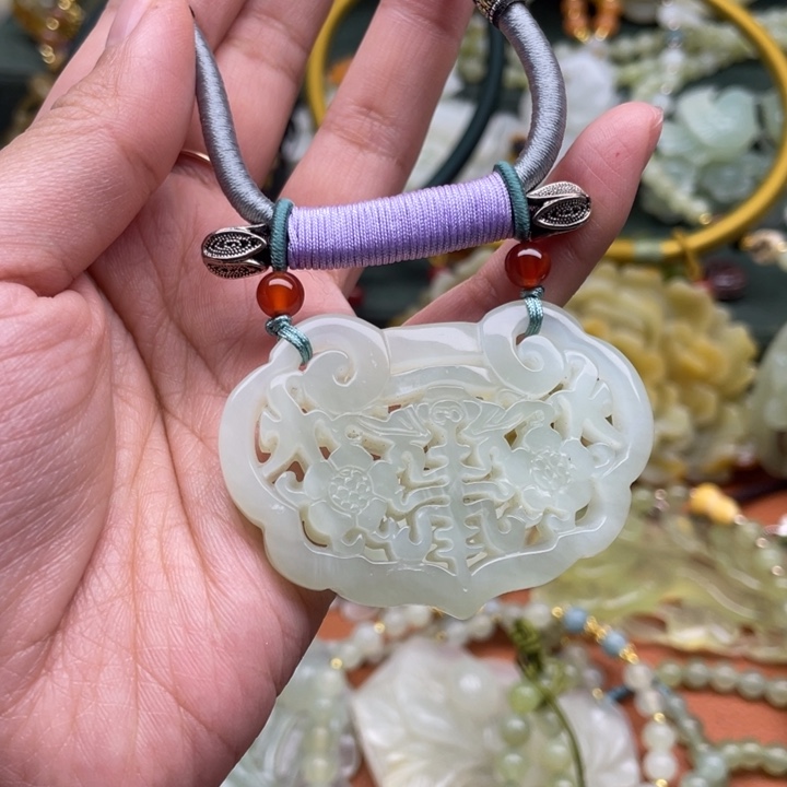 蛇纹石玉吊坠合金