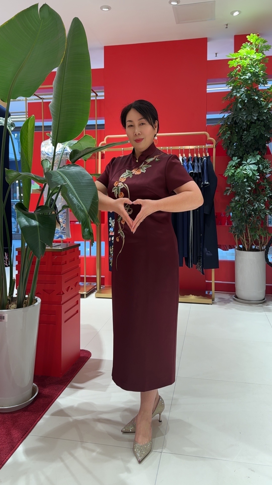 170111朱紫瑜枣红色中式刺绣三分袖高贵气质显瘦柿柿如意旗袍国风