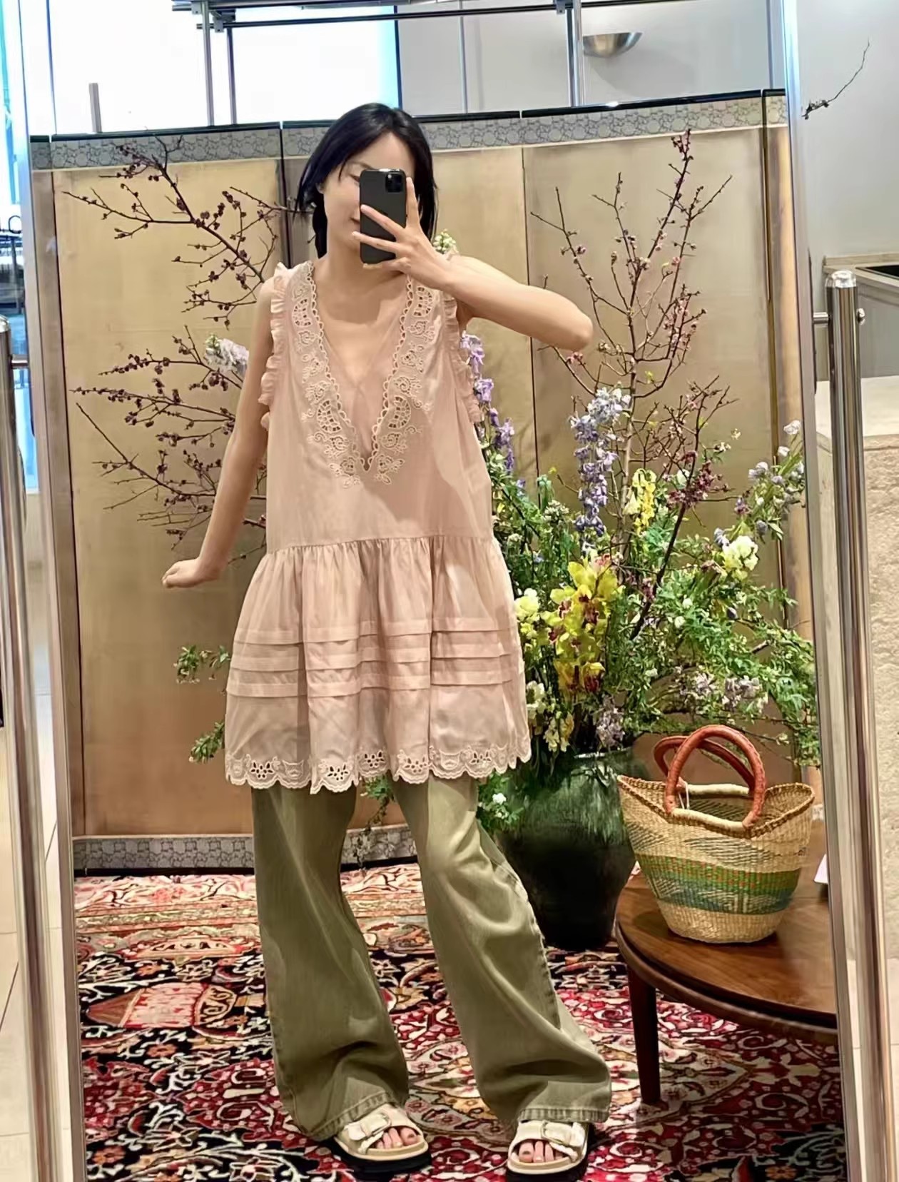 设计师品牌~2025年夏季新款V领复古蕾丝拼接无袖修身背心连衣裙