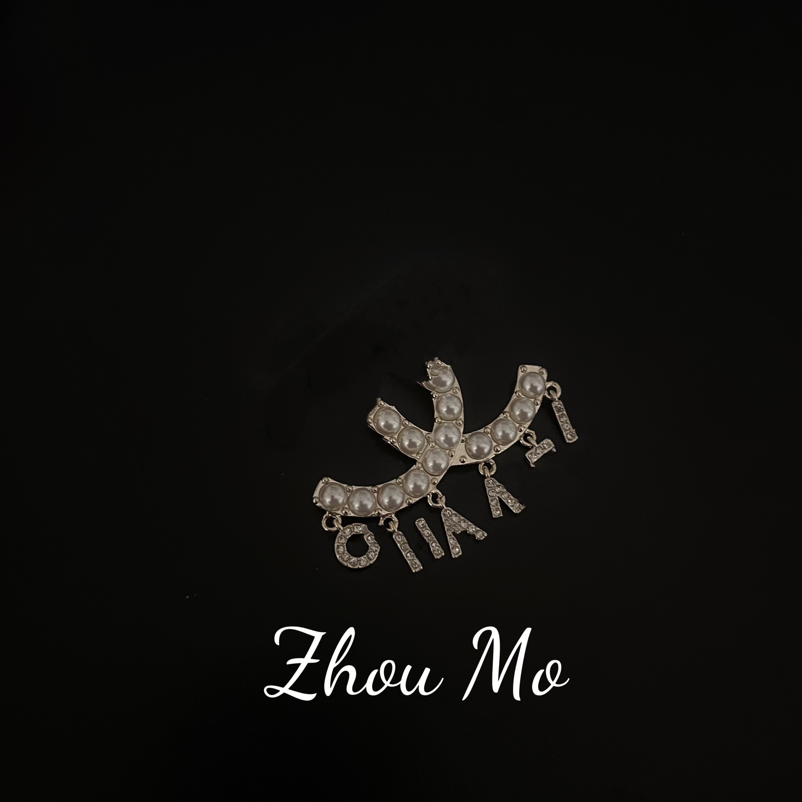 铜合金胸针 【MOMO】经典流苏小字胸针 B-204