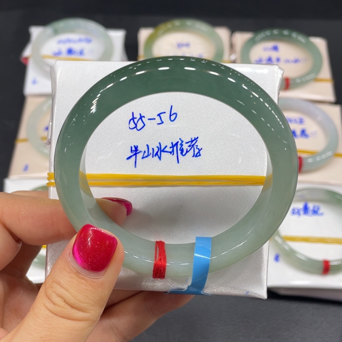 翡翠手镯未镶嵌翡翠天然翡翠手镯