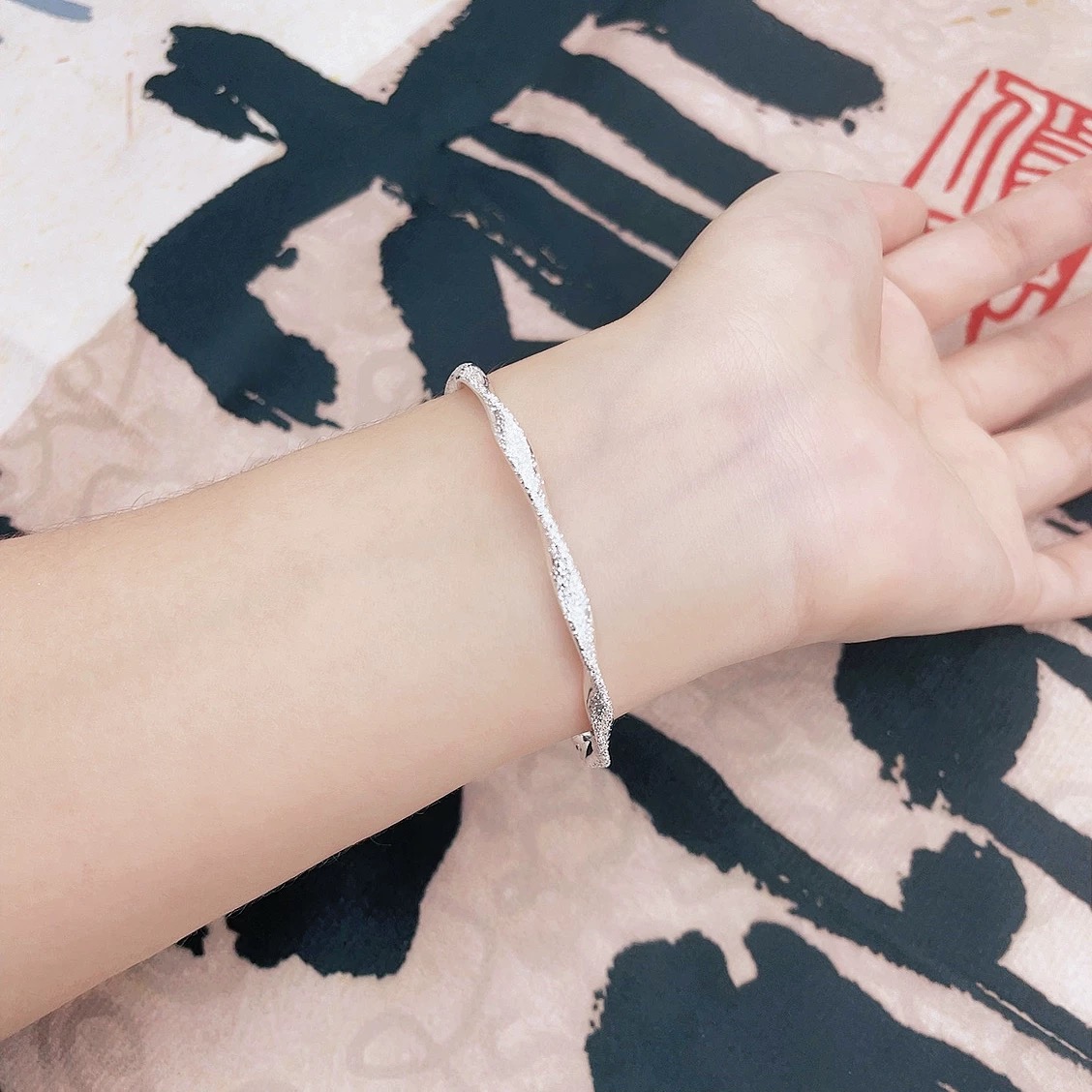 足银手镯 足银9999莫比乌斯手镯经典扭纹磨砂闪沙开口手环女A74