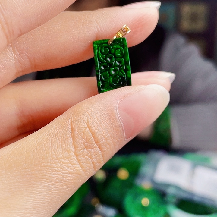 翡翠18K金镶嵌颈饰多样性