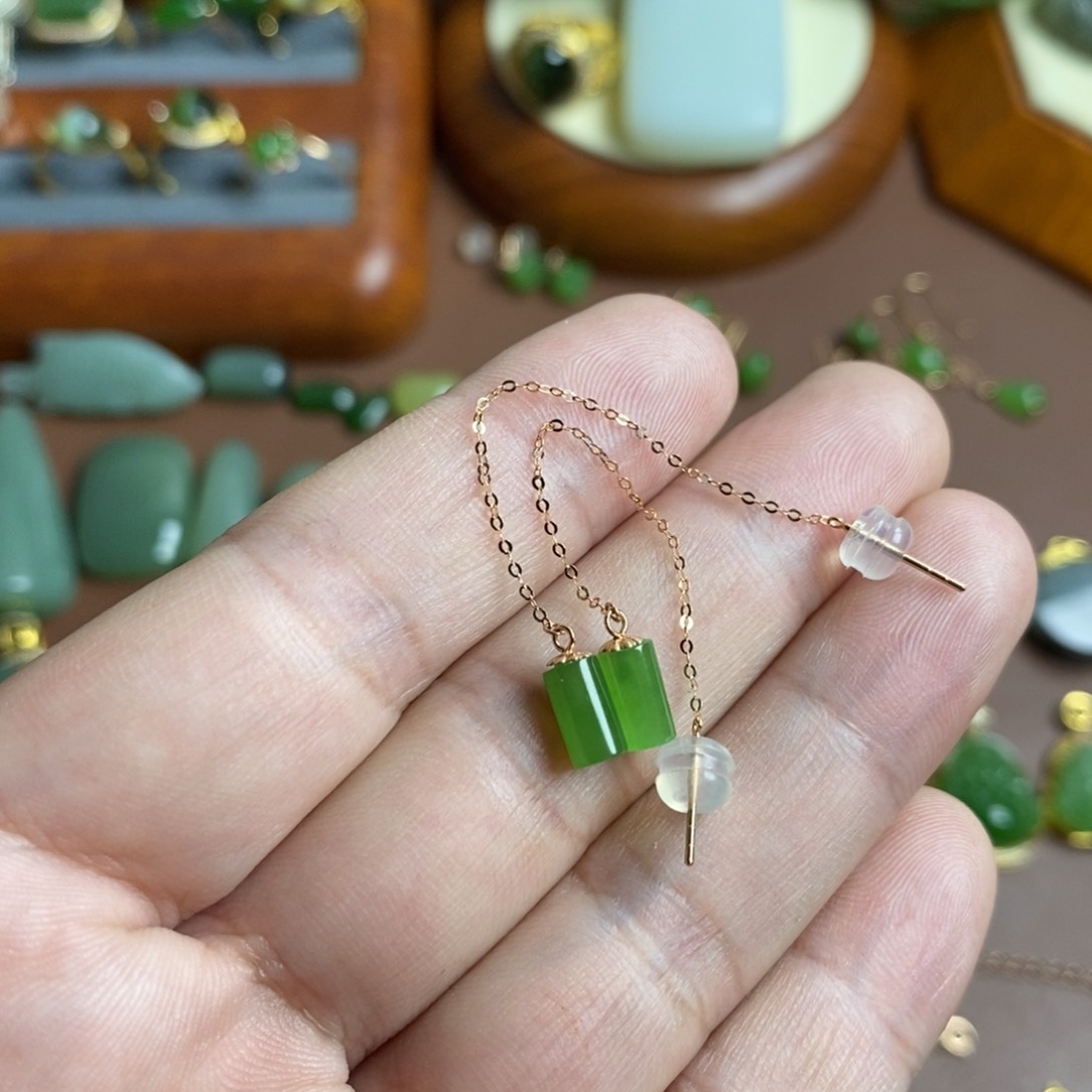 和田玉颈饰18K金镶嵌小*松