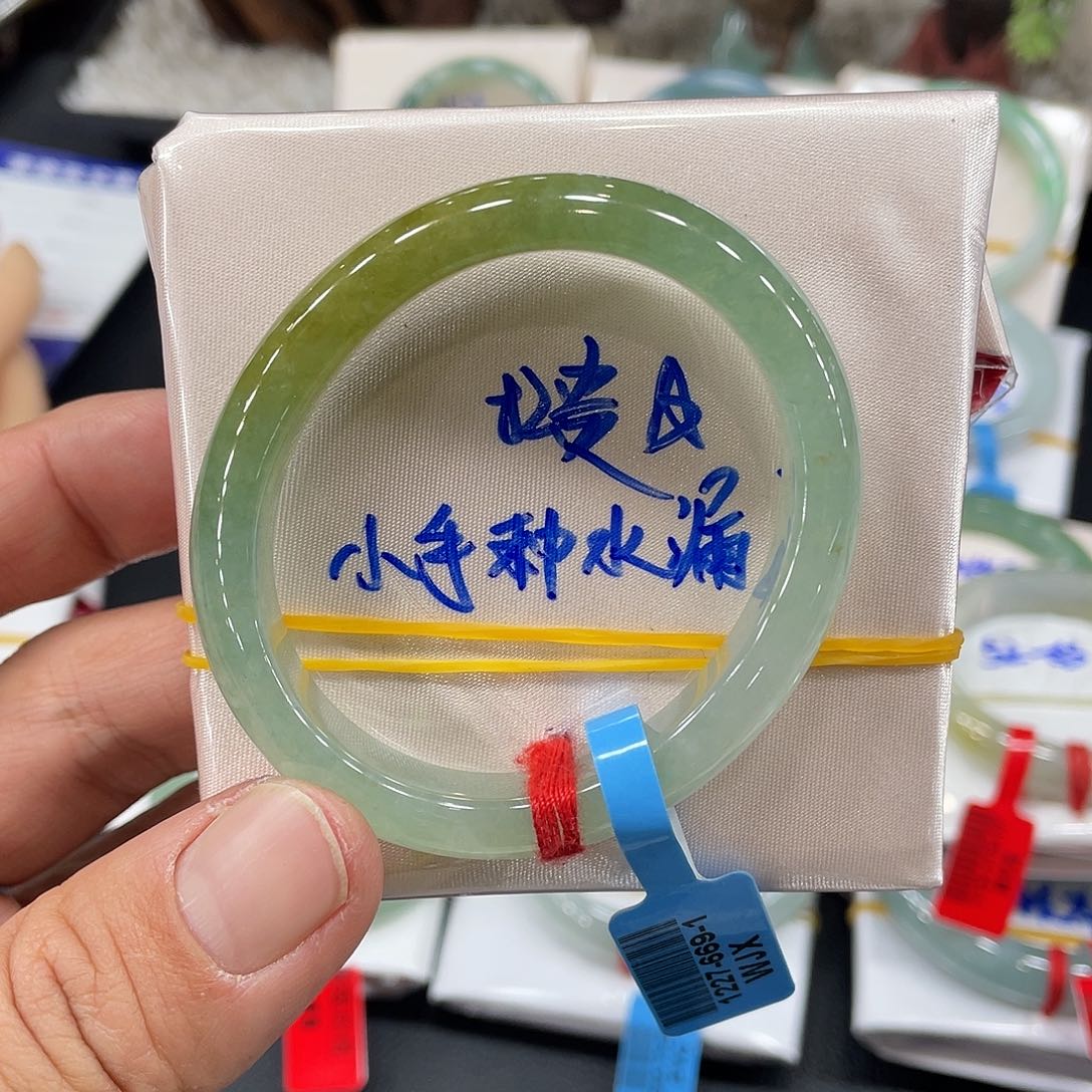 翡翠手镯未镶嵌缅甸