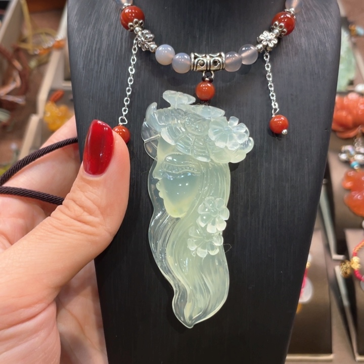 蛇纹石玉颈饰未镶嵌