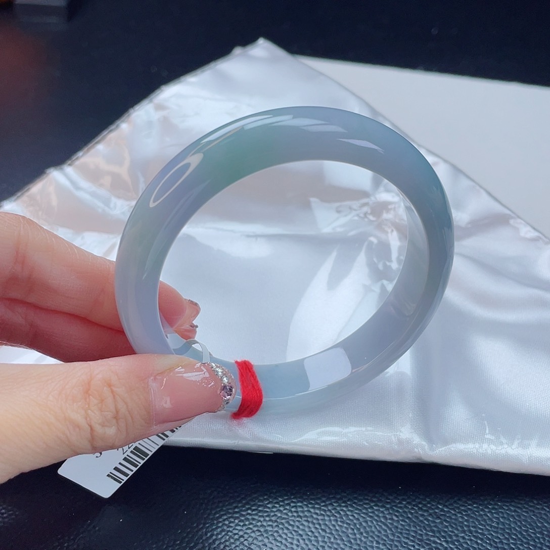 翡翠手镯未镶嵌翡翠