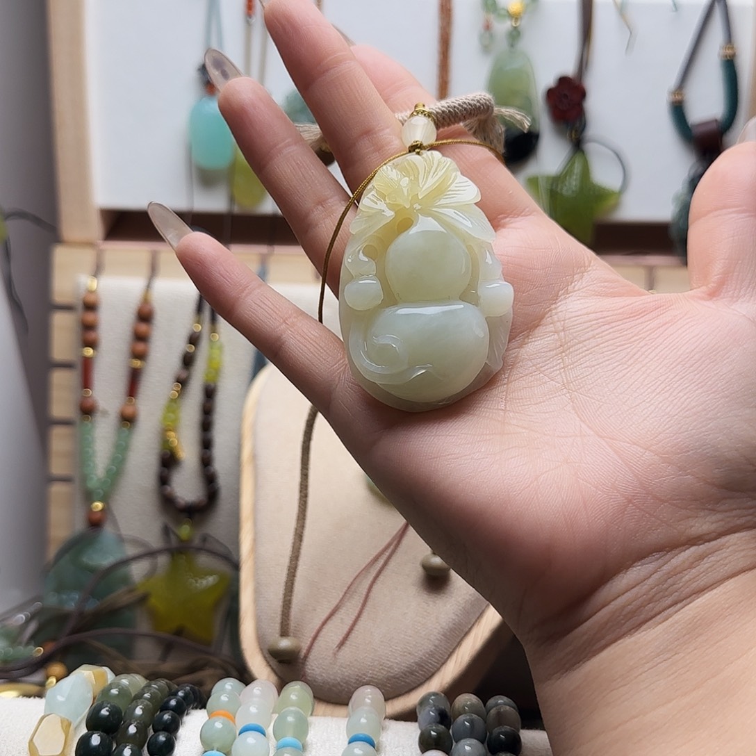 浅***笑蛇纹石玉合金颈饰