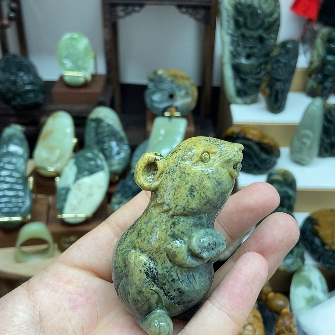 岫岩河磨玉（透闪石质玉）未镶嵌把件甜*蜜