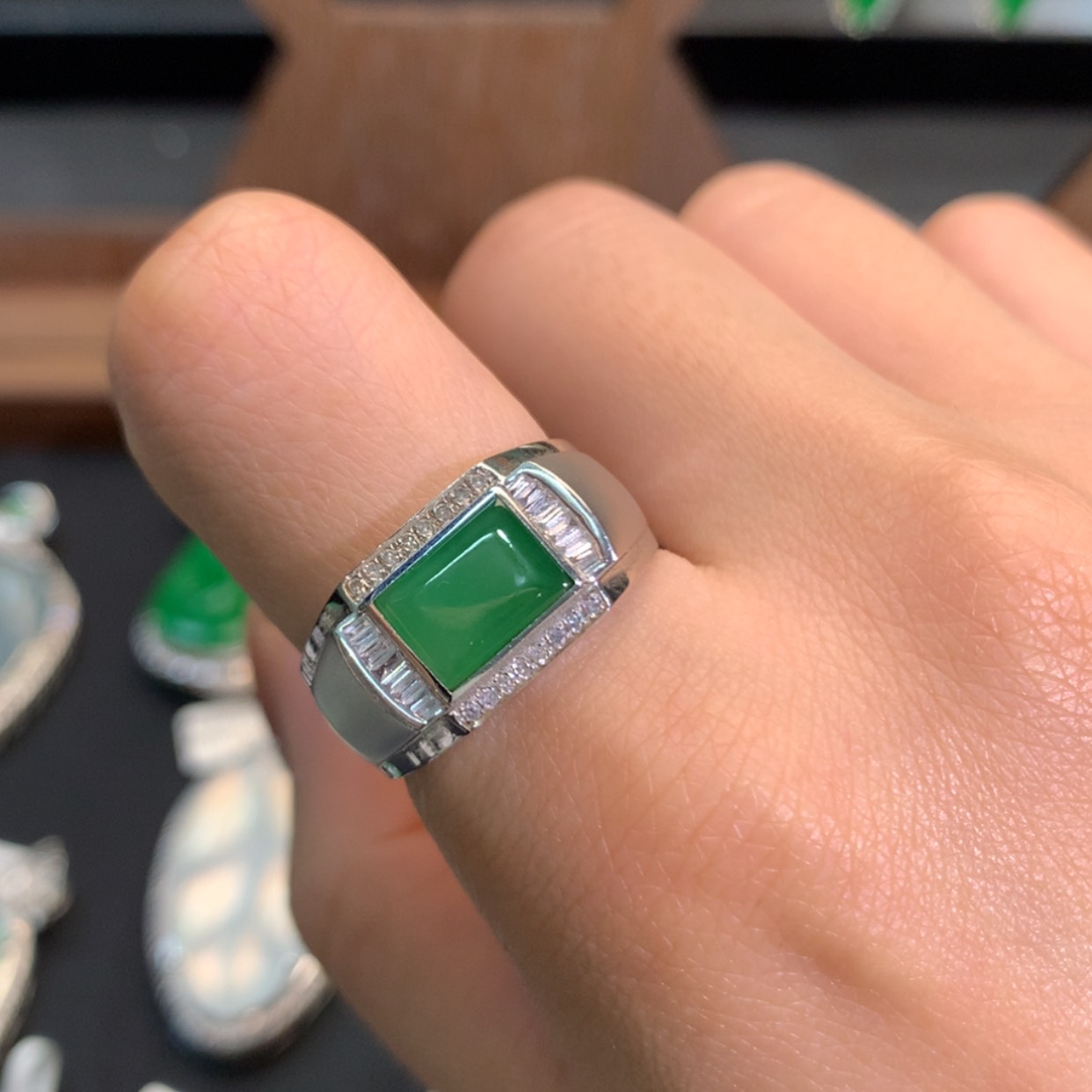 【闪购商品】翡翠吊坠(不含链)18K金镶嵌