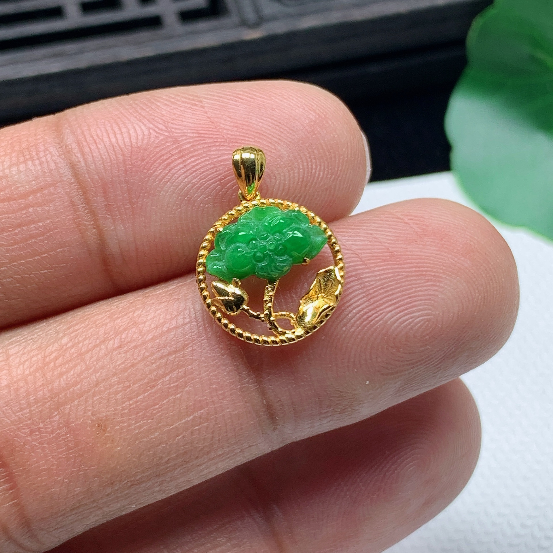 天然翡翠A货18K金镶精美满绿小莲花吊坠整体尺寸14.4*12.4*4.2mm