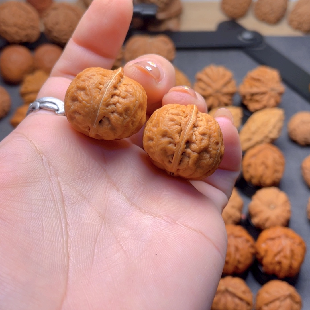 核桃文玩把件小元宝