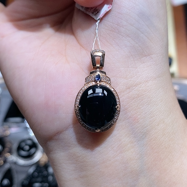 翡翠18K金镶嵌颈饰蛋面