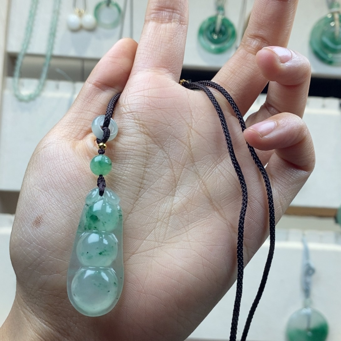 石英质玉（非洲翠）未镶嵌吊坠福豆